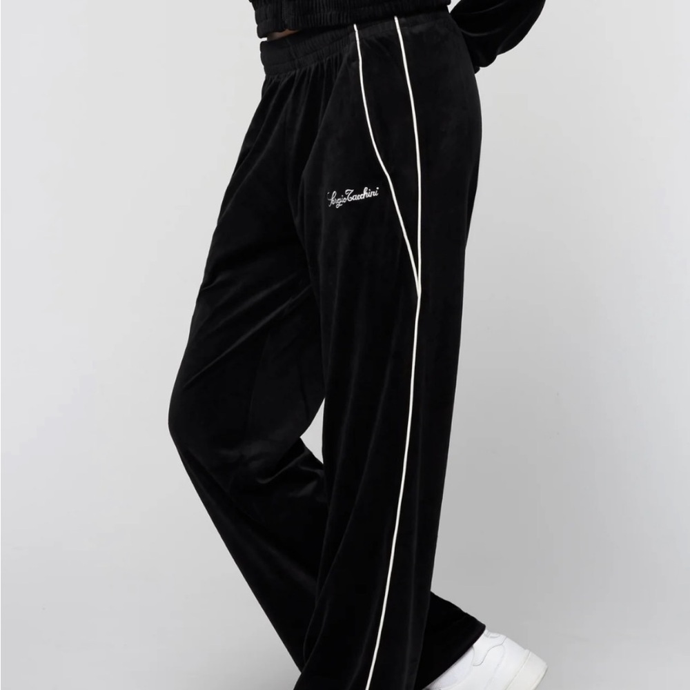 Black velour sport pants with hoodie (woman)